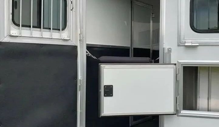 2020 Lakota Colt AC829 horse trailer with Living Quarters