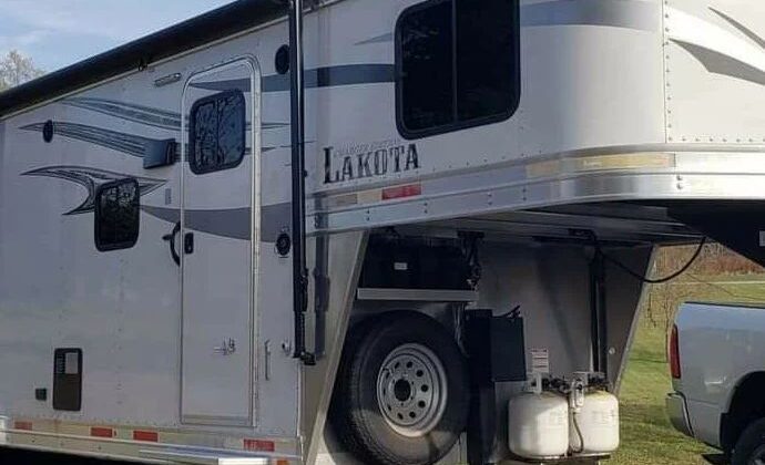 2018 Lakota charger goose neck 3 horse slant ‼️