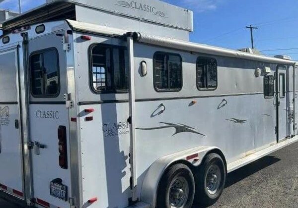 2005 Classic 3 Horse LQ Trailer – 10 ft SW- Drop Down Windows – Hayrack – Full Bathroom‼️