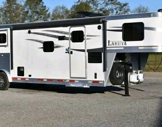 2019 Lakota 8311RKLQ 3 Horse Trailer with 11′ Short Wall‼️