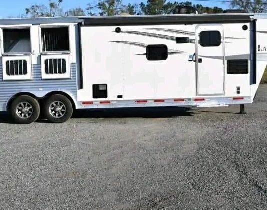 2019 Lakota 8311RKLQ 3 Horse Trailer with 11′ Short Wall‼️