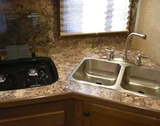 2019 Lakota 8311RKLQ 3 Horse Trailer with 11′ Short Wall‼️