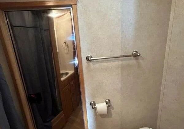 2005 Classic 3 Horse LQ Trailer – 10 ft SW- Drop Down Windows – Hayrack – Full Bathroom‼️