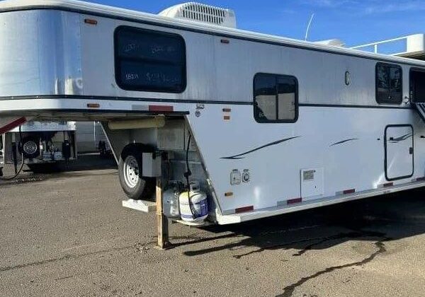 2005 Classic 3 Horse LQ Trailer – 10 ft SW- Drop Down Windows – Hayrack – Full Bathroom‼️