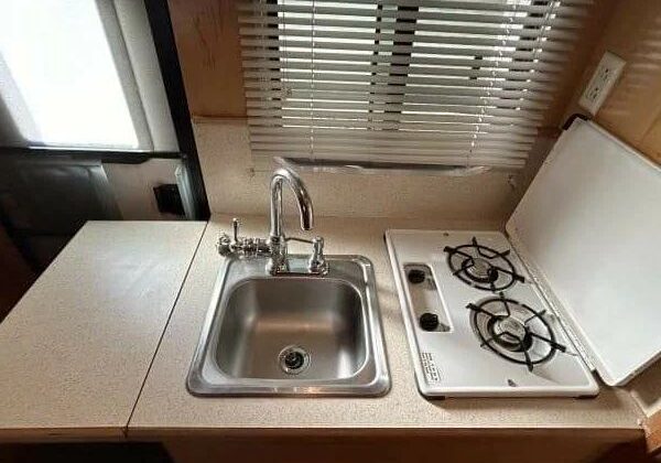 2005 Classic 3 Horse LQ Trailer – 10 ft SW- Drop Down Windows – Hayrack – Full Bathroom‼️