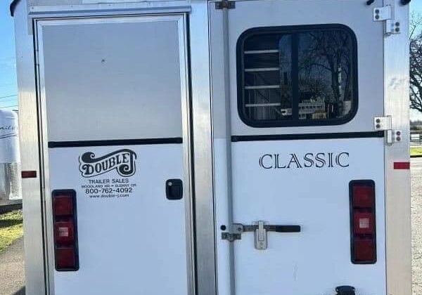 2005 Classic 3 Horse LQ Trailer – 10 ft SW- Drop Down Windows – Hayrack – Full Bathroom‼️