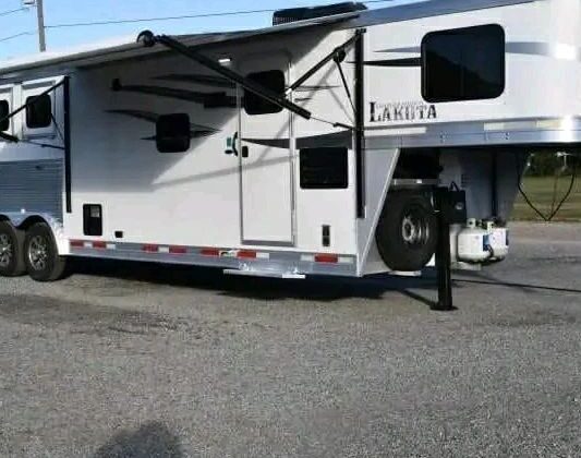 2019 Lakota 8311RKLQ 3 Horse Trailer with 11′ Short Wall‼️