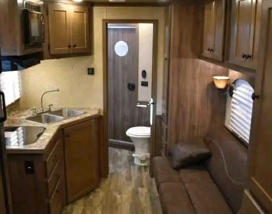 2019 Lakota 8311RKLQ 3 Horse Trailer with 11′ Short Wall‼️