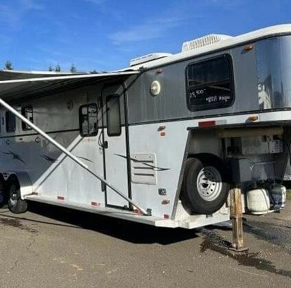 2005 Classic 3 Horse LQ Trailer – 10 ft SW- Drop Down Windows – Hayrack – Full Bathroom‼️