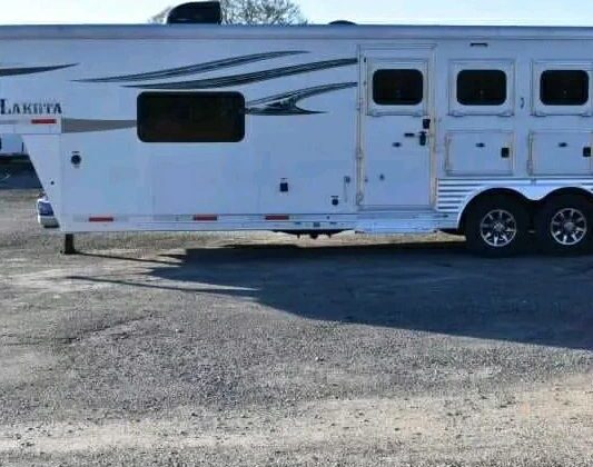 2019 Lakota 8311RKLQ 3 Horse Trailer with 11′ Short Wall‼️