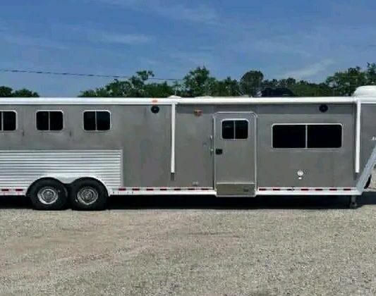 2006 Featherlite LQ 4 Horse Trailer with 12′ Short Wall