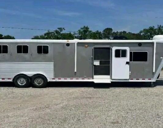 2006 Featherlite LQ 4 Horse Trailer with 12′ Short Wall
