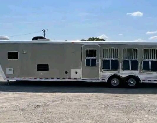 2006 Featherlite LQ 4 Horse Trailer with 12′ Short Wall