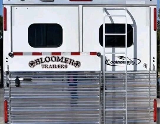 2005 Featherlite LQ 3 Horse Trailer with 9′ Short Wall