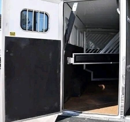 2012 Merhow Verylite 3 Horse Gooseneck Trailer Warmblood