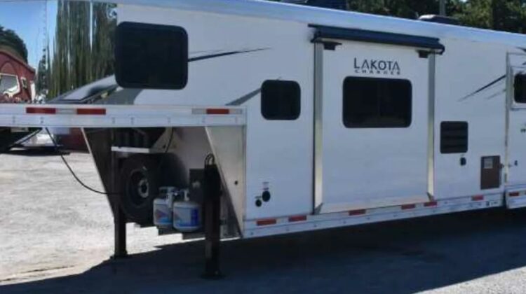 2022 Lakota Charger 8315SRB 3 Horse Trailer with 15′ Short Wall