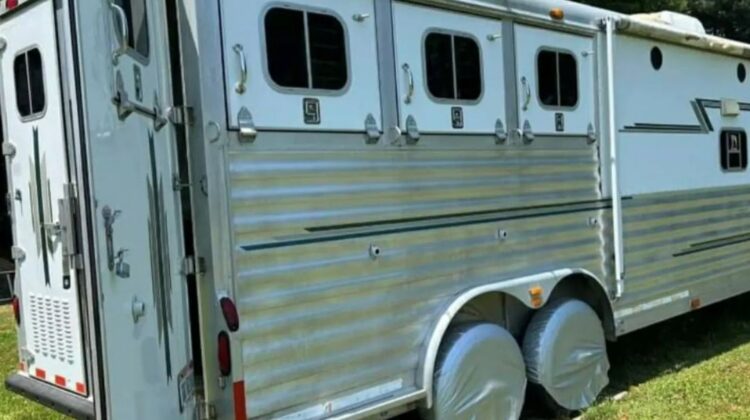 2004~4Star 3 horse 12′ living quarters horse trailer.