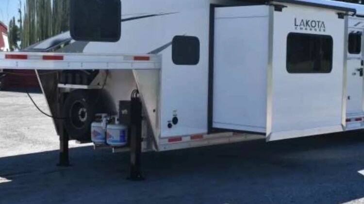 2022 Lakota Charger 8315SRB 3 Horse Trailer with 15′ Short Wall