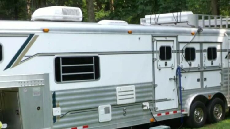 2004~4Star 3 horse 12′ living quarters horse trailer.