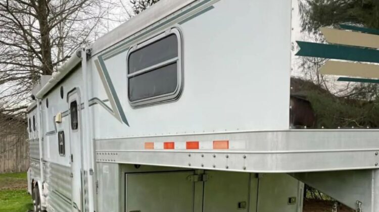 2004~4Star 3 horse 12′ living quarters horse trailer.