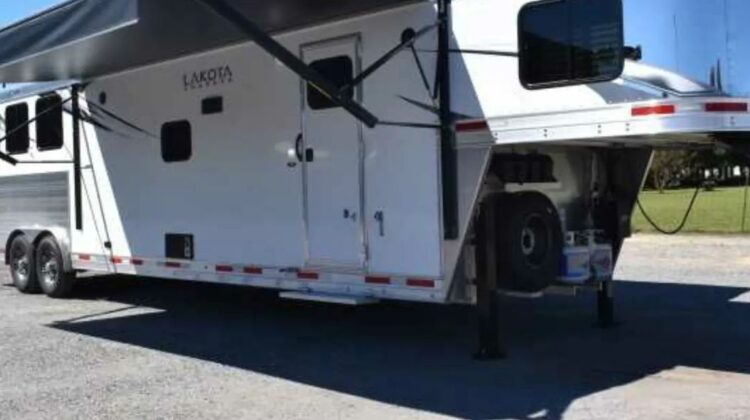2022 Lakota Charger 8315SRB 3 Horse Trailer with 15′ Short Wall