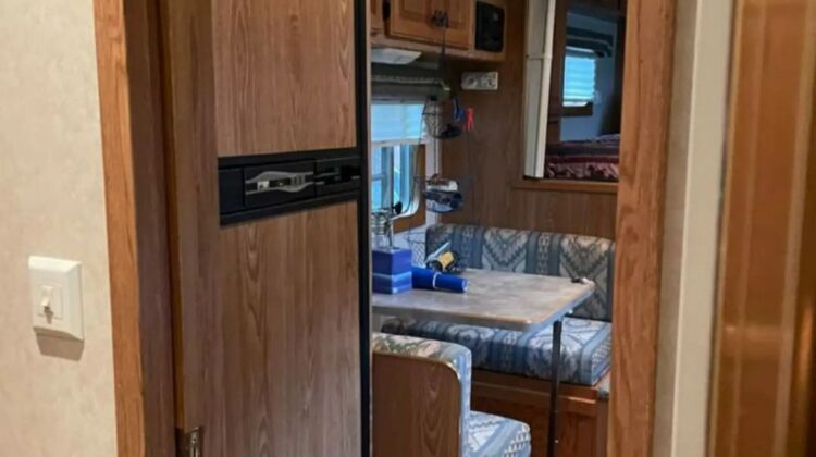 2004~4Star 3 horse 12′ living quarters horse trailer.