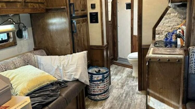 2023 Bloomer 5 horse side load with big rear tack!