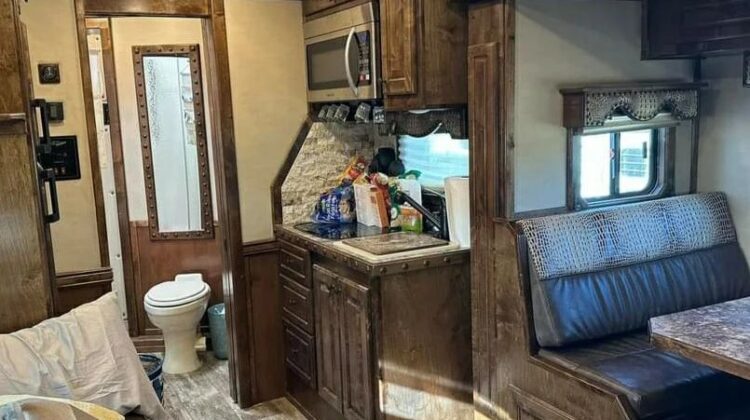 2023 Bloomer 5 horse side load with big rear tack!