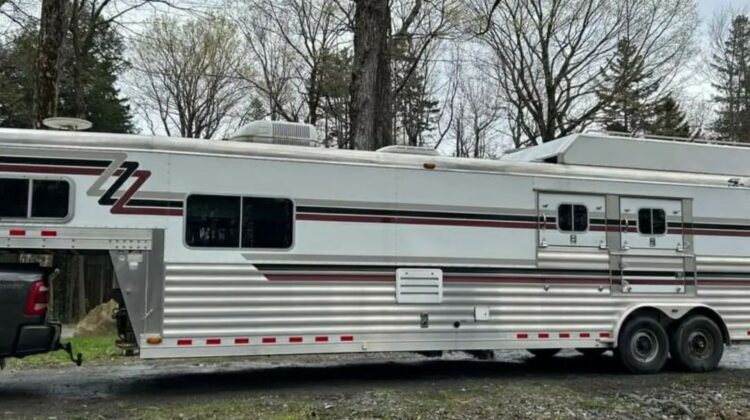 2003 4 star 2 horse trailer (warmblood) with living quarters.
