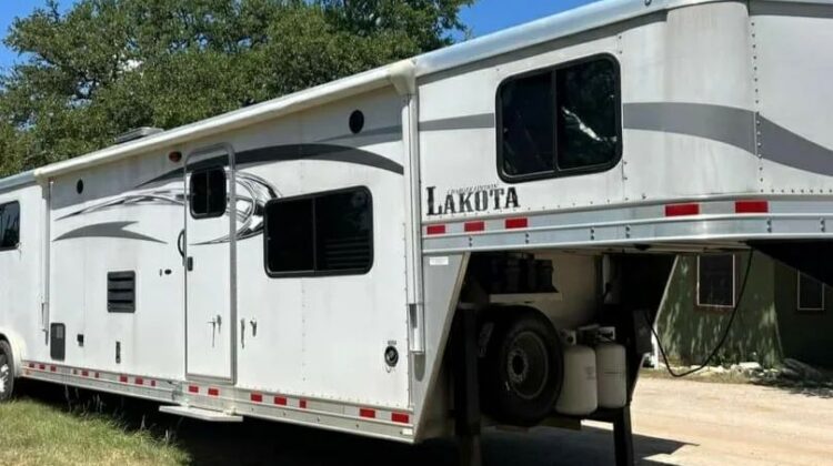 2016 4 Horse LQ Lakota Charger with Slide Out For